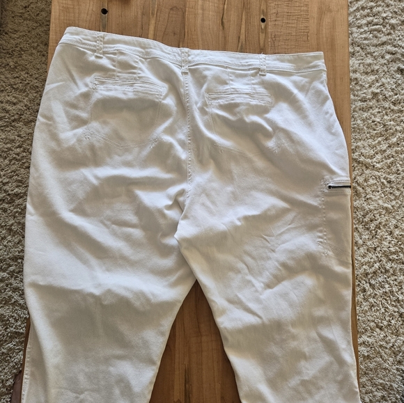 Pennington white capri - Picture 2 of 7